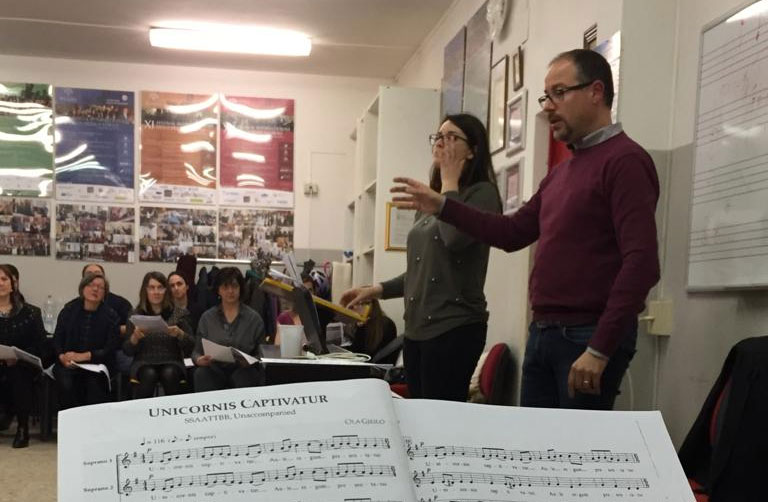 Manolo Da Rold durante la lezione con il coro e l'allieva